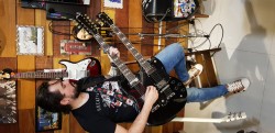 Guarulhos - Guitarra base - gosta de Rock-Clássico procurando por Bateria