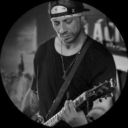 Joinville - Guitarra base - gosta de Rock-Alternativo-/-Moderno procurando por Vocalista---Alto