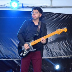 Vitória da Conquista - Guitarra base - gosta de R&B procurando por Bateria
