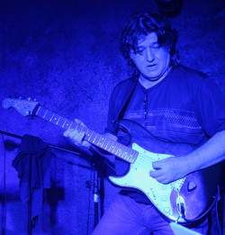 São Paulo - Guitarra base - gosta de R&B procurando por Teclado
