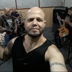 Rio de Janeiro - Vocalista - Geral - gosta de Rock-Clássico procurando por Bateria