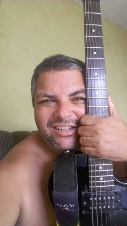 São João de Meriti -  - gosta de Rock-Alternativo-/-Moderno procurando por Guitarra-base