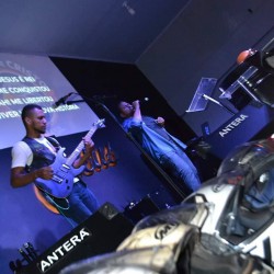 Betim - Guitarra base - gosta de Rock-Clássico procurando por Teclado