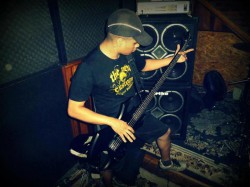 Praia Grande - Guitarra base - gosta de Rock-Alternativo-/-Moderno procurando por Vocalista---Geral