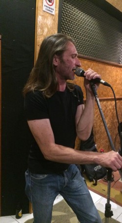 São Paulo - Vocalista - Tenor - gosta de Rock-Clássico procurando por Bateria