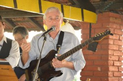 São José dos Campos - Guitarra base - gosta de Rock-Clássico procurando por Bateria