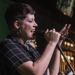 Brasília - Vocalista - Geral - gosta de Rock-Clássico procurando por Bateria