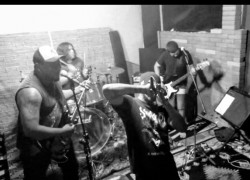 Nova Iguaçu - Vocalista - Geral - gosta de Rock-Alternativo-/-Moderno procurando por Contrabaixo
