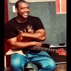 Salvador - Guitarra base - gosta de Música-Clássica procurando por Guitarra-base