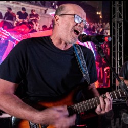 Rio de Janeiro - Guitarra base - gosta de Rock-Clássico procurando por Bateria