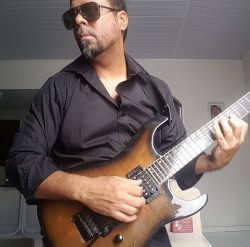 Salvador - Guitarra base - gosta de Latino procurando por Guitarra-base