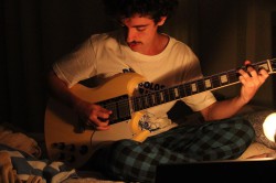 Juiz de Fora - Guitarra base - gosta de Rock-Clássico procurando por Bateria