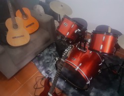 Rio de Janeiro - Guitarra base - gosta de Rock-Alternativo-/-Moderno procurando por Teclado