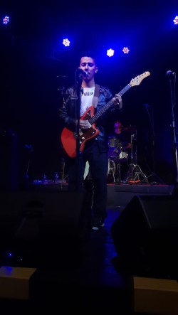 São Paulo - Guitarra base - gosta de Rock-Clássico procurando por Bateria