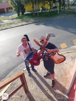 Jacareí - Violão - gosta de Rock-Clássico procurando por Bateria