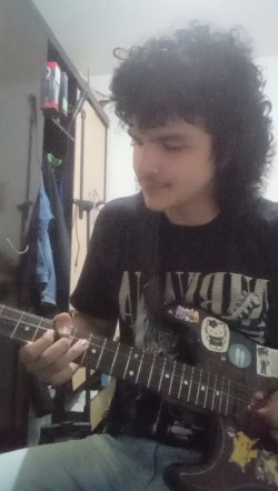 São Paulo - Guitarra base - gosta de Rock-Clássico procurando por Bateria