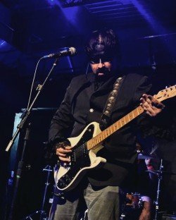 São Gonçalo - Guitarra base - gosta de Rock-Alternativo-/-Moderno procurando por Bateria