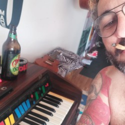 São Caetano do Sul - Guitarra base - gosta de Rock-Alternativo-/-Moderno procurando por Bateria