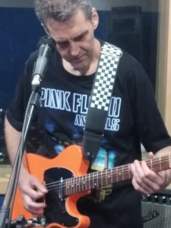 São Paulo - Guitarra base - gosta de Rock-Alternativo-/-Moderno procurando por Bateria