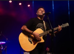 Santo André - Violão - gosta de Rock-Clássico procurando por Bateria