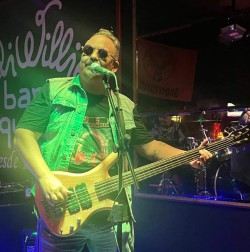 São Paulo -  - gosta de Rock-Clássico procurando por Bateria