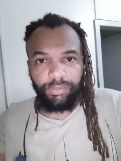Balneário Camboriú - Vocalista - Tenor - gosta de Rock-Clássico procurando por Contrabaixo