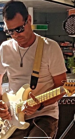 São Paulo - Guitarra base - gosta de R&B procurando por Vocalista---Geral