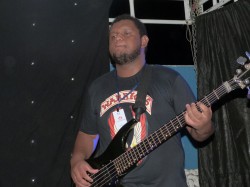 Paraíso do Tocantins - Guitarra base - gosta de Reggae procurando por Vocalista---Geral
