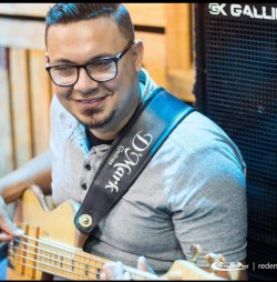 São José dos Campos - Guitarra base - gosta de Hip-Hop-/-Rap procurando por Acordeão