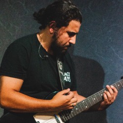 Curitiba - Guitarra base - gosta de Cristão-Tradicional procurando por Bateria