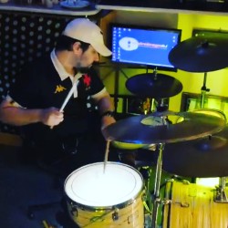 Rio de Janeiro - Violão - gosta de Cover/Tributo procurando por Contrabaixo
