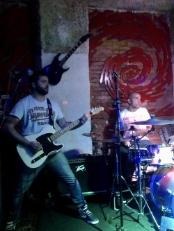 Santo André - Guitarra base - gosta de Punk procurando por Vocalista---Alto