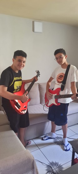 São Paulo - Guitarra base - gosta de Rock-Alternativo-/-Moderno procurando por Bateria