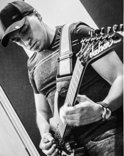 Guarulhos - Guitarra base - gosta de Rock-Alternativo-/-Moderno procurando por Vocalista---Geral