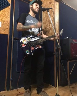 Guarulhos - Guitarra base - gosta de Heavy-Metal procurando por Bateria