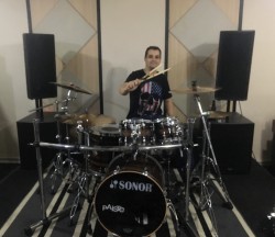 São Bernardo do Campo - Bateria - gosta de Rock-Alternativo-/-Moderno procurando por Guitarra-solo