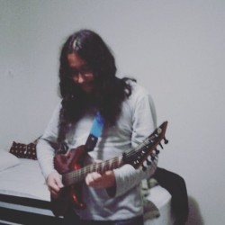 São Paulo -  - gosta de Heavy-Metal procurando por Guitarra-base