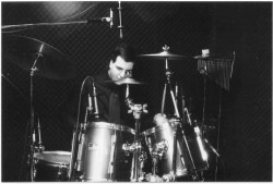 Curitiba - Bateria - gosta de Rock-Clássico procurando por Contrabaixo