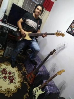 São Paulo - Contrabaixo - gosta de Rock-Clássico procurando por Guitarra-solo