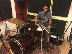 Contagem -  - gosta de Acústico procurando por Bateria